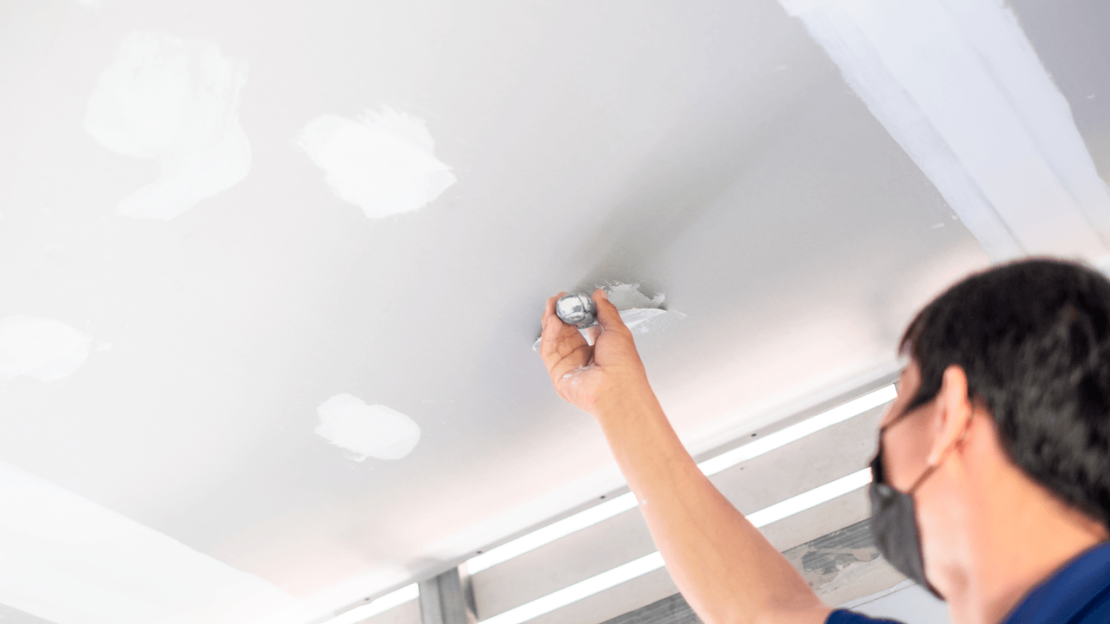 Leszakadt mennyezeti vakolat javítása