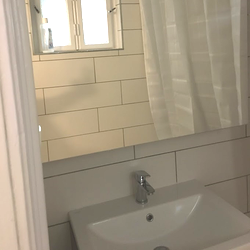 fürdőszoba felújítás: mosdó, csapok, tükör felszerelés